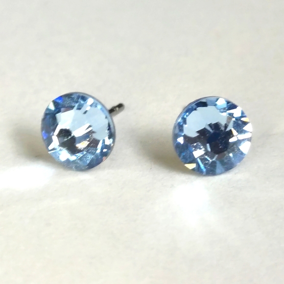 Swarovski Elements Stud Earrings - Picture 1 of 2